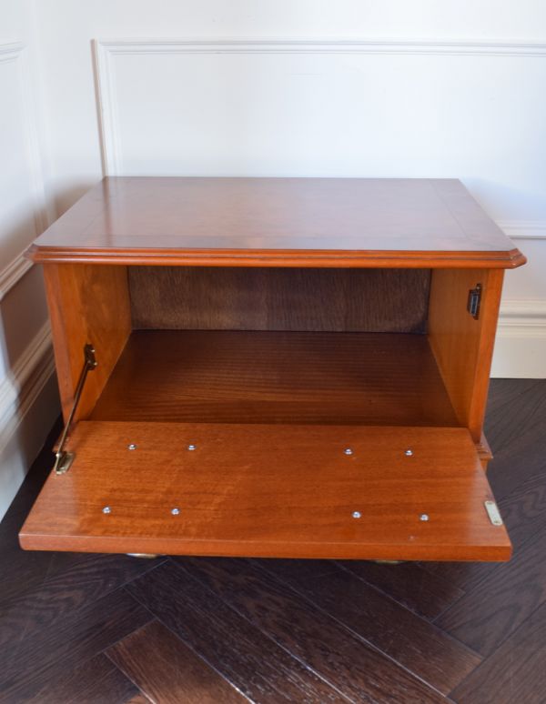 アンティークのキャビネット アンティーク家具 オシャレなテレビボードにいかが?ウォルナット材のベッドサイドキャビネット。DVDやCD、日用品を収納しても木扉なら隠せるので安心です。(m-507-f)