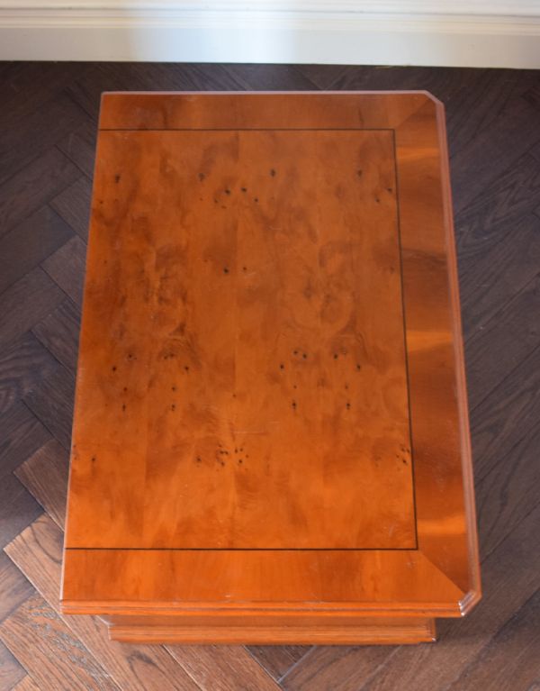 アンティークのキャビネット アンティーク家具 オシャレなテレビボードにいかが?ウォルナット材のベッドサイドキャビネット。天板もキレイな状態で仕上げてあります。(m-507-f)