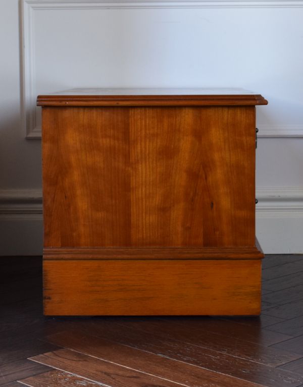 アンティークのキャビネット アンティーク家具 オシャレなテレビボードにいかが?ウォルナット材のベッドサイドキャビネット。丈夫に作られているので、安心してお使いいただけます。(m-507-f)