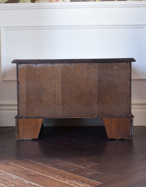 アンティークのキャビネット アンティーク家具 オシャレなテレビボードにいかが?ウォルナット材のベッドサイドキャビネット。きちんとメンテナンスしてあるので、裏側もキレイです。(m-507-f)