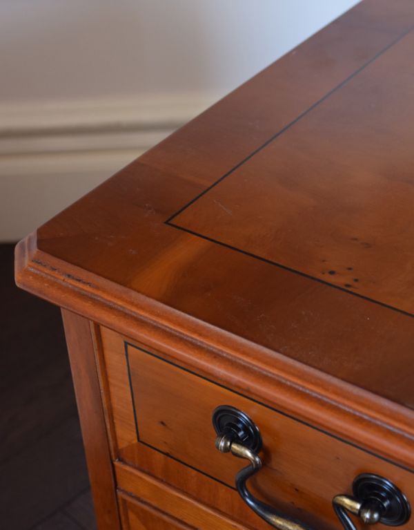 アンティークのキャビネット アンティーク家具 オシャレなテレビボードにいかが?ウォルナット材のベッドサイドキャビネット。風格と品があるので、リビングはもちろん、和室や書斎、客間にも最適。(m-507-f)