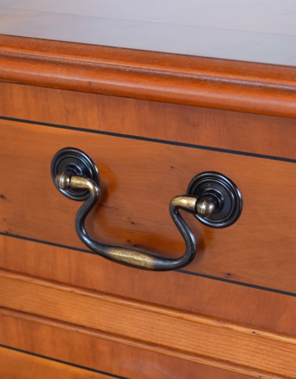 アンティークのキャビネット アンティーク家具 オシャレなテレビボードにいかが?ウォルナット材のベッドサイドキャビネット。アンティークならではの装飾された取っ手も味わい深くなっています。(m-507-f)