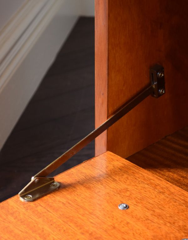 アンティークのキャビネット アンティーク家具 オシャレなテレビボードにいかが?ウォルナット材のベッドサイドキャビネット。扉にはステーがありますので、開いたときも安全です。(m-507-f)