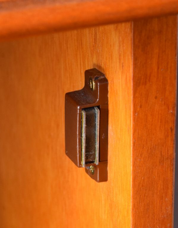 アンティークのキャビネット アンティーク家具 オシャレなテレビボードにいかが?ウォルナット材のベッドサイドキャビネット。扉の開け閉めがしやすいよう、マグネットを取り付けてあります。(m-507-f)