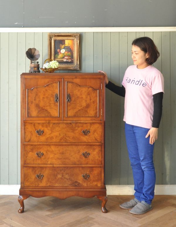 アンティークのキャビネット　アンティーク家具　英国アンティーク家具、ウォルナット材のカップボードチェスト（食器棚）。落ち着きがあって優しい印象を与えてくれます。(m-509-f)