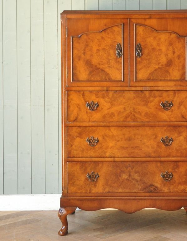 アンティークのキャビネット　アンティーク家具　英国アンティーク家具、ウォルナット材のカップボードチェスト（食器棚）。木目が美しく落ち着いた雰囲気のキャビネット。(m-509-f)