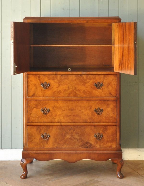 アンティークのキャビネット　アンティーク家具　英国アンティーク家具、ウォルナット材のカップボードチェスト（食器棚）。扉の奥には見せたくないものを収納できます。(m-509-f)