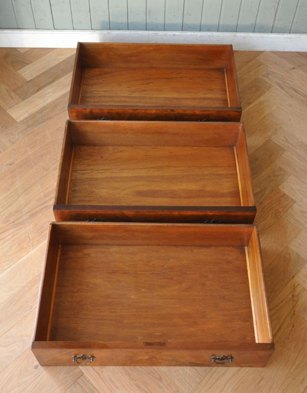 アンティークのキャビネット　アンティーク家具　英国アンティーク家具、ウォルナット材のカップボードチェスト（食器棚）。引き出しは３杯付いています。(m-509-f)