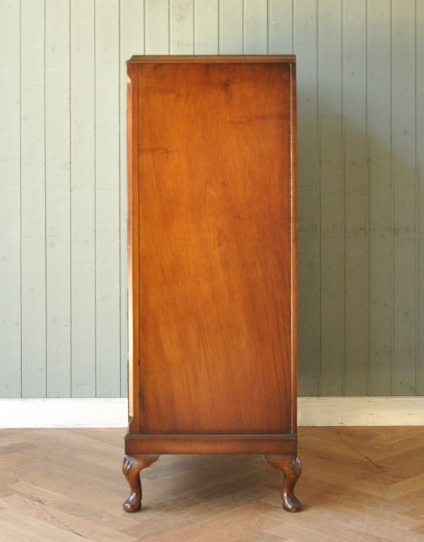 アンティークのキャビネット　アンティーク家具　英国アンティーク家具、ウォルナット材のカップボードチェスト（食器棚）。サイドから見てもキレイです。(m-509-f)