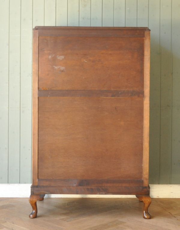 アンティークのキャビネット　アンティーク家具　英国アンティーク家具、ウォルナット材のカップボードチェスト（食器棚）。きちんとメンテナンスしてあるので、裏側もキレイです。(m-509-f)