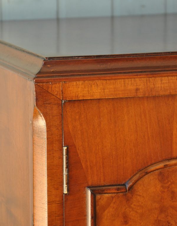アンティークのキャビネット　アンティーク家具　英国アンティーク家具、ウォルナット材のカップボードチェスト（食器棚）。角も美しい状態です。(m-509-f)