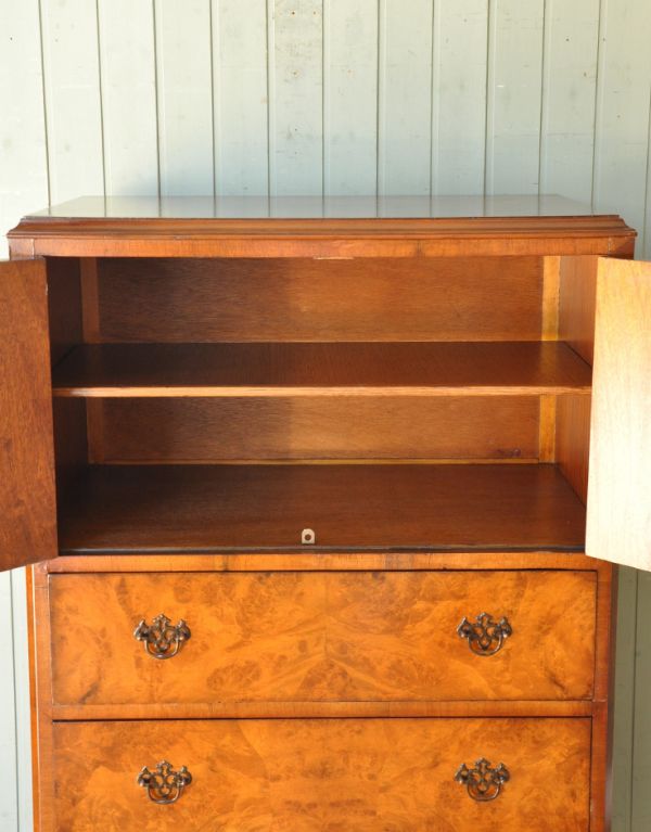 アンティークのキャビネット　アンティーク家具　英国アンティーク家具、ウォルナット材のカップボードチェスト（食器棚）。扉の中には日常使いの食器を収納してみましょう。(m-509-f)