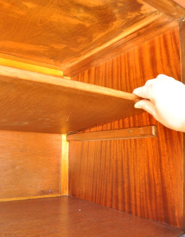 アンティークのキャビネット　アンティーク家具　英国アンティーク家具、ウォルナット材のカップボードチェスト（食器棚）。棚板は可動です。(m-509-f)