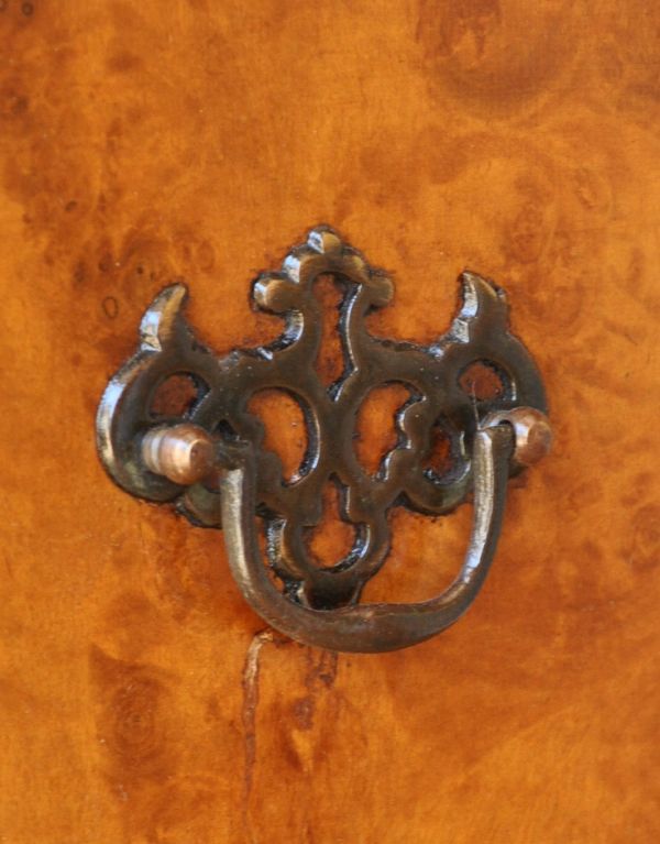 アンティークのキャビネット　アンティーク家具　英国アンティーク家具、ウォルナット材のカップボードチェスト（食器棚）。アンティークならではの美しいデザイン！握る度にウキウキしてしまいます。(m-509-f)