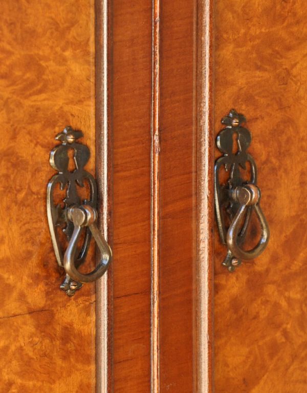 アンティークのキャビネット　アンティーク家具　英国アンティーク家具、ウォルナット材のカップボードチェスト（食器棚）。扉はジュエリーのようなリング型の取っ手です。(m-509-f)