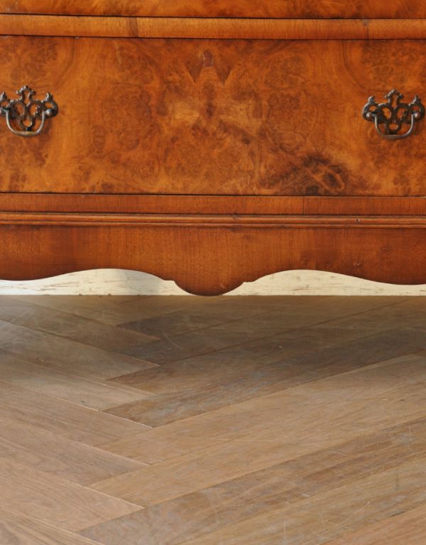 アンティークのキャビネット　アンティーク家具　英国アンティーク家具、ウォルナット材のカップボードチェスト（食器棚）。細やかなデザインの彫りが施されています。(m-509-f)