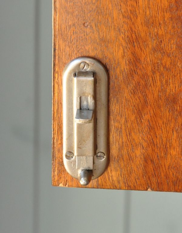 アンティークのキャビネット　アンティーク家具　英国アンティーク家具、ウォルナット材のカップボードチェスト（食器棚）。扉内には、ドアストッパーが付いています。(m-509-f)