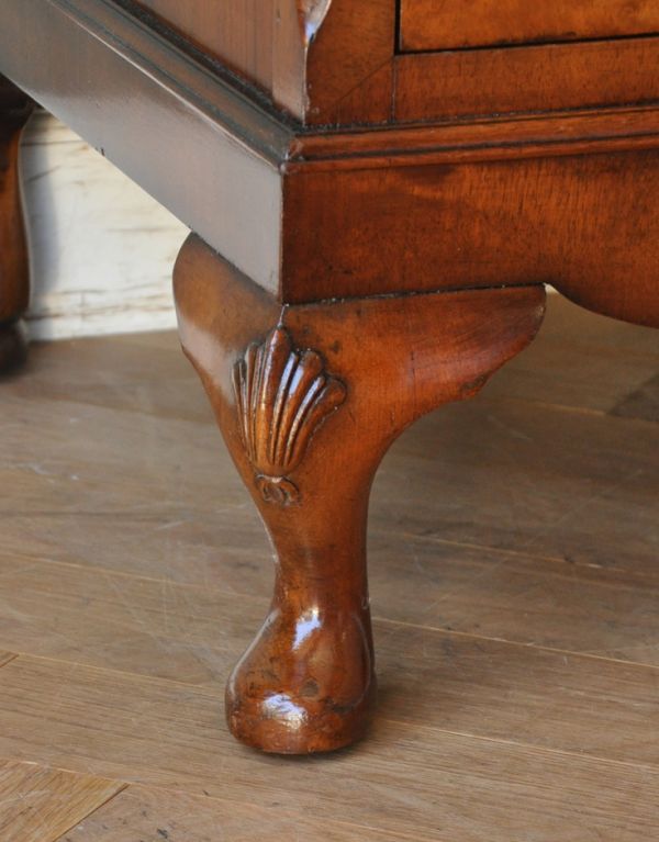 アンティークのキャビネット　アンティーク家具　英国アンティーク家具、ウォルナット材のカップボードチェスト（食器棚）。安定感のある脚がしっかり支えます。(m-509-f)