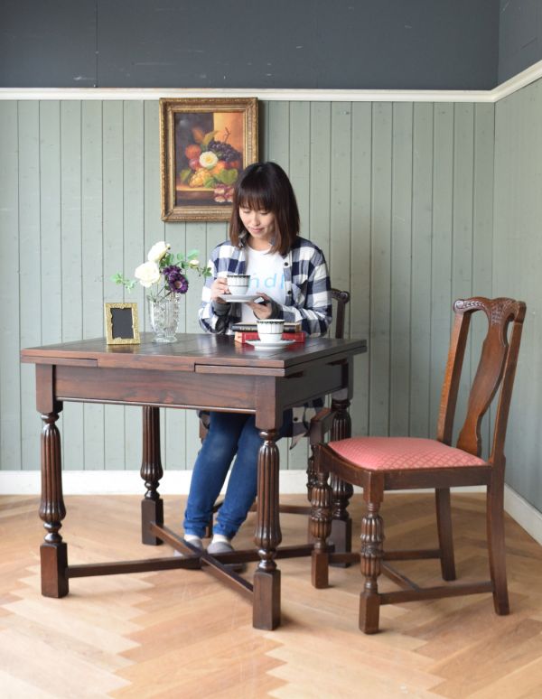 ロイドテーブル　アンティーク家具　アンティーク英国家具、脚の彫りがキレイなスモールサイズのドローリーフテーブル（伸張式テーブル）。閉じるとコンパクトになるのでアパートや一人住まいの方にもオススメ！食事、お茶の時間、パソコンや書き物、すべてこのテーブルでバッチリです。(m-511-f)