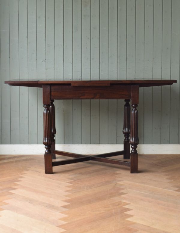 ロイドテーブル　アンティーク家具　アンティーク英国家具、脚の彫りがキレイなスモールサイズのドローリーフテーブル（伸張式テーブル）。ダイニングテーブルにしたり、家事台にも使えます。(m-511-f)