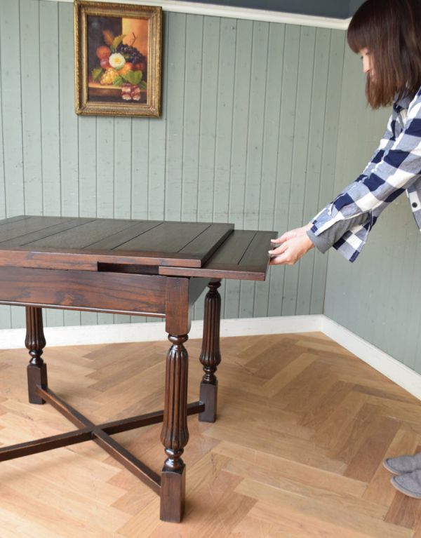 ロイドテーブル　アンティーク家具　アンティーク英国家具、脚の彫りがキレイなスモールサイズのドローリーフテーブル（伸張式テーブル）。天板は引っ張り出すだけであっという間に大きくなります。(m-511-f)