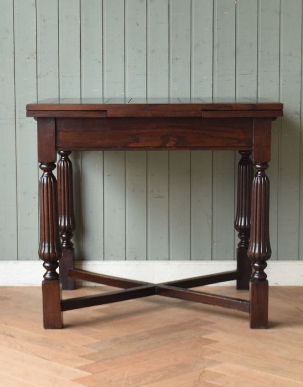ロイドテーブル　アンティーク家具　アンティーク英国家具、脚の彫りがキレイなスモールサイズのドローリーフテーブル（伸張式テーブル）。温かみのある落ち着いた色です。(m-511-f)