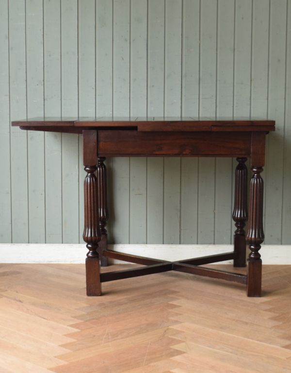 ロイドテーブル　アンティーク家具　アンティーク英国家具、脚の彫りがキレイなスモールサイズのドローリーフテーブル（伸張式テーブル）。片開きの状態でも使って頂けますよ！３〜４人掛けでゆったりと使えます。(m-511-f)