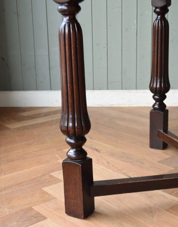 ロイドテーブル　アンティーク家具　アンティーク英国家具、脚の彫りがキレイなスモールサイズのドローリーフテーブル（伸張式テーブル）。キチンとお直ししました。(m-511-f)