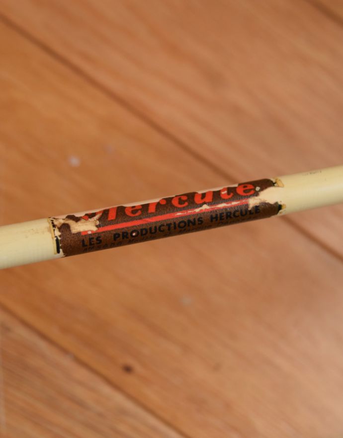 めずらしい家具　アンティーク家具　フランスの小さなアンティーク家具、折りたためるアイアン製タオルハンガー（ランドリーラック）。ショップシールと思われるものが残っていました。(m-513-f)