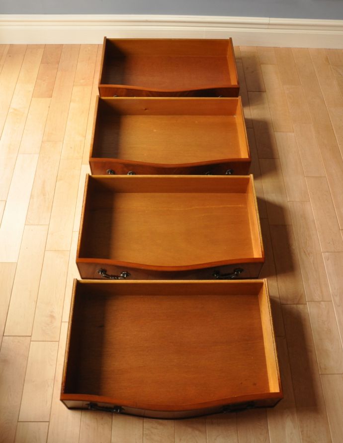 アンティークのチェスト　アンティーク家具　クラシックなアンティーク英国家具、マホガニー材の４段チェスト。引き出しは４杯。(m-515-f)