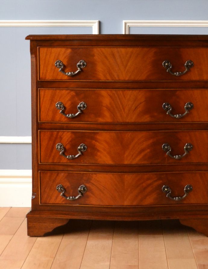 アンティークのチェスト　アンティーク家具　クラシックなアンティーク英国家具、マホガニー材の４段チェスト。品のある色合いと木目です。(m-515-f)