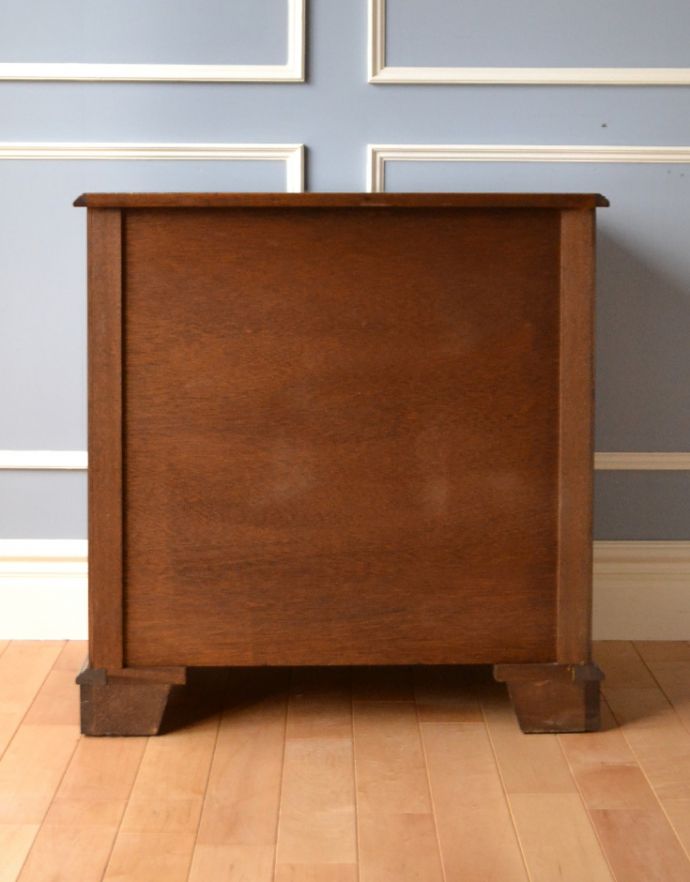 アンティークのチェスト　アンティーク家具　クラシックなアンティーク英国家具、マホガニー材の４段チェスト。きちんとメンテナンスしてあるので、裏側もキレイです。(m-515-f)