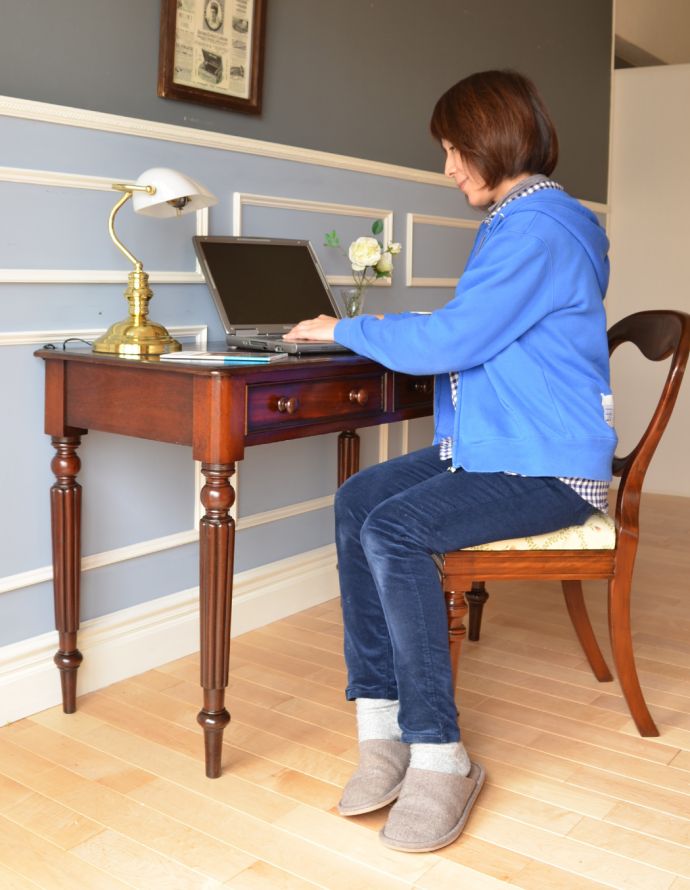 ロイドテーブル　アンティーク家具　どんな場所でも使える美しいフォルムが魅力の素敵なアンティークデスク（コンソールテーブル）。パソコンデスクにピッタリ。(m-516-f)