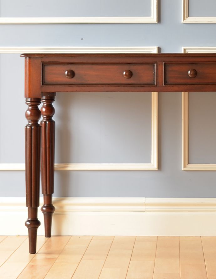 ロイドテーブル　アンティーク家具　どんな場所でも使える美しいフォルムが魅力の素敵なアンティークデスク（コンソールテーブル）。上品で落ち着きのあるデスク。(m-516-f)