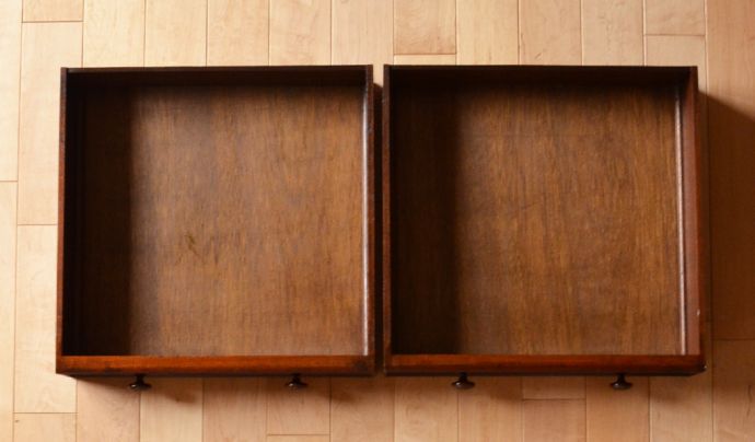 ロイドテーブル　アンティーク家具　どんな場所でも使える美しいフォルムが魅力の素敵なアンティークデスク（コンソールテーブル）。ペンやハンコなどを入れるのに便利です。(m-516-f)