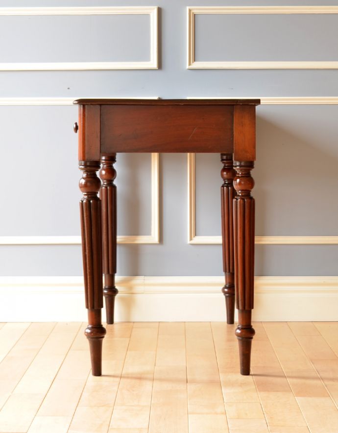 ロイドテーブル　アンティーク家具　どんな場所でも使える美しいフォルムが魅力の素敵なアンティークデスク（コンソールテーブル）。サイドも木目が美しいです。(m-516-f)