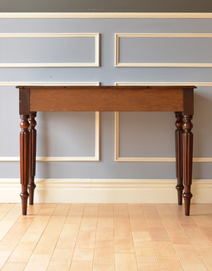 ロイドテーブル　アンティーク家具　どんな場所でも使える美しいフォルムが魅力の素敵なアンティークデスク（コンソールテーブル）。きちんとメンテナンスしてあるので、裏側もキレイです。(m-516-f)