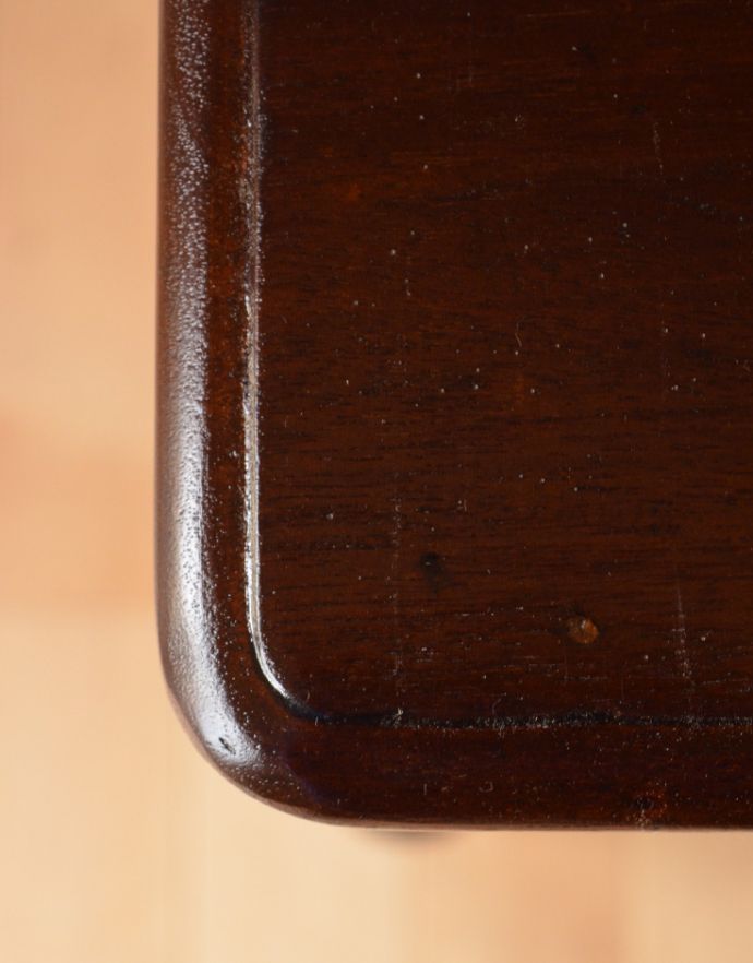 ロイドテーブル　アンティーク家具　どんな場所でも使える美しいフォルムが魅力の素敵なアンティークデスク（コンソールテーブル）。角が丸いので小さなお子様がいるお家でも安心してお使いいただけます。(m-516-f)