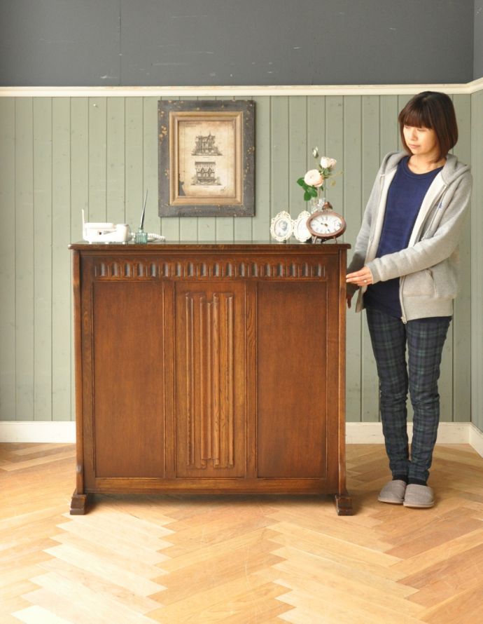 アンティークのキャビネット アンティーク家具 こげ茶色のイギリスアンティーク家具、彫が美しいショップカウンター。ショップのような、おしゃれなカウンター。(m-518-f)