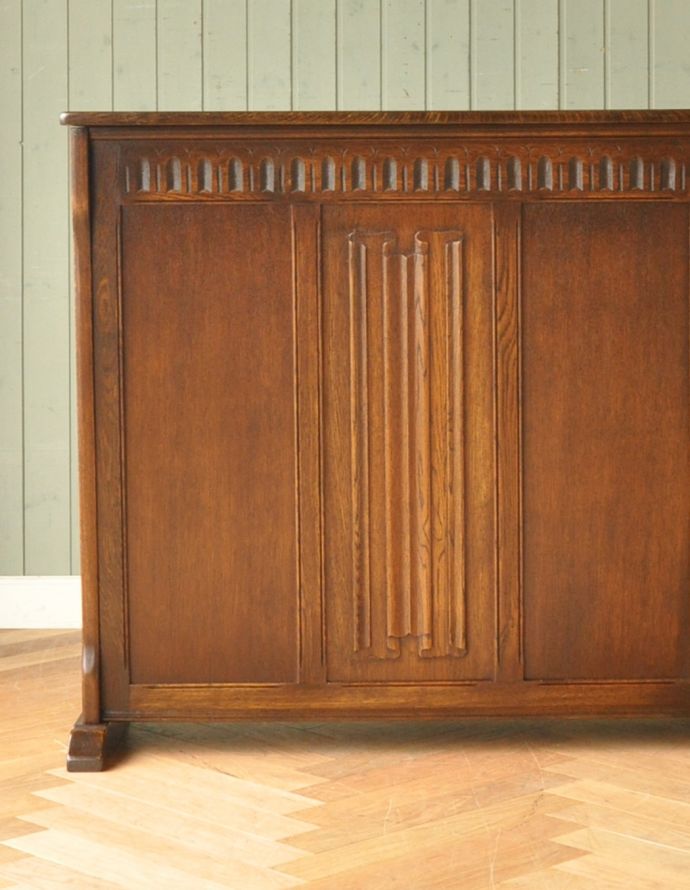 アンティークのキャビネット アンティーク家具 こげ茶色のイギリスアンティーク家具、彫が美しいショップカウンター。アンティークの味わいが溢れていて、前のオーナーのところでしっかり働いたことがよく分かるカウンターです。(m-518-f)