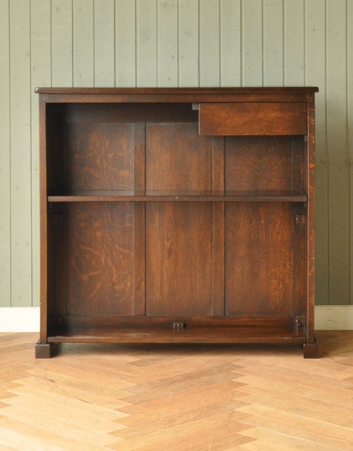 アンティークのキャビネット アンティーク家具 こげ茶色のイギリスアンティーク家具、彫が美しいショップカウンター。裏は収納になっています。(m-518-f)