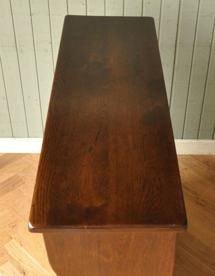 アンティークのキャビネット アンティーク家具 こげ茶色のイギリスアンティーク家具、彫が美しいショップカウンター。天板もキレイに仕上げました。(m-518-f)