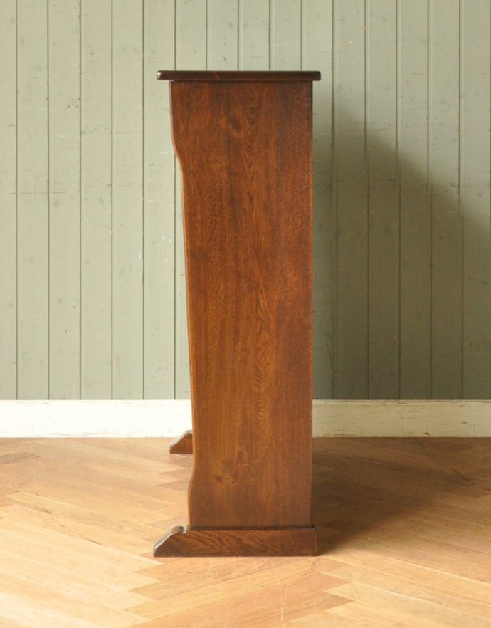 アンティークのキャビネット アンティーク家具 こげ茶色のイギリスアンティーク家具、彫が美しいショップカウンター。サイドから見てもキレイな状態です。(m-518-f)