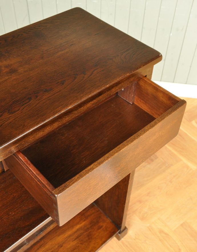 アンティークのキャビネット アンティーク家具 こげ茶色のイギリスアンティーク家具、彫が美しいショップカウンター。このカウンターには引き出しもあるんです!小さなものを片付けられて、便利ですよ。(m-518-f)