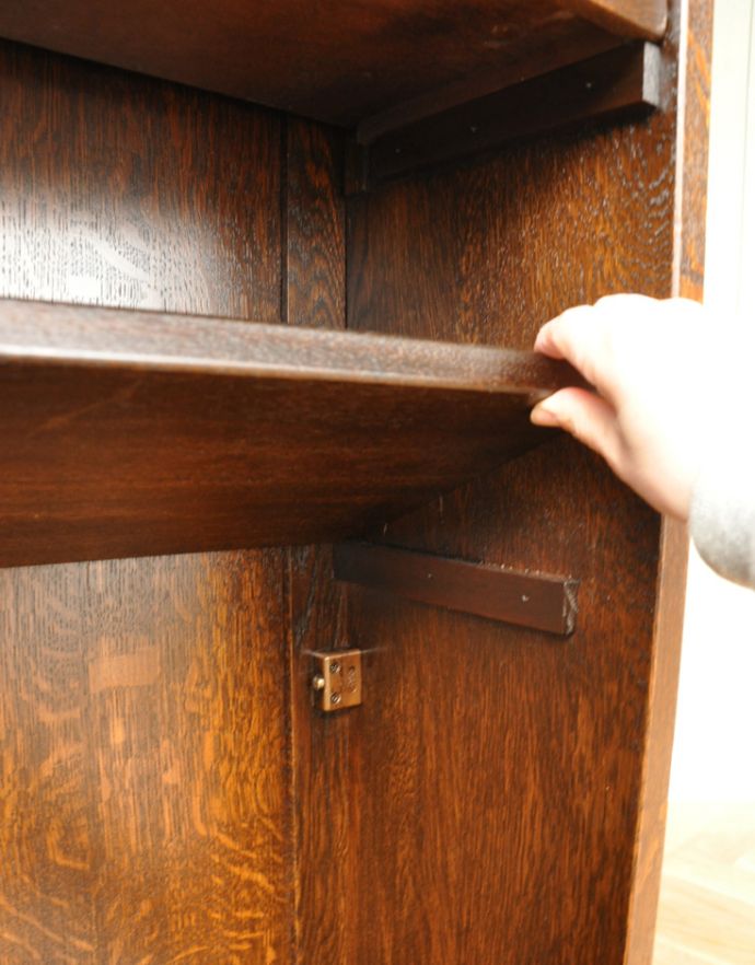 アンティークのキャビネット アンティーク家具 こげ茶色のイギリスアンティーク家具、彫が美しいショップカウンター。棚板は取り外す事ができます。(m-518-f)