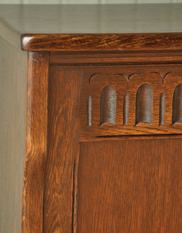 アンティークのキャビネット アンティーク家具 こげ茶色のイギリスアンティーク家具、彫が美しいショップカウンター。年月を経た風合いがあります。(m-518-f)