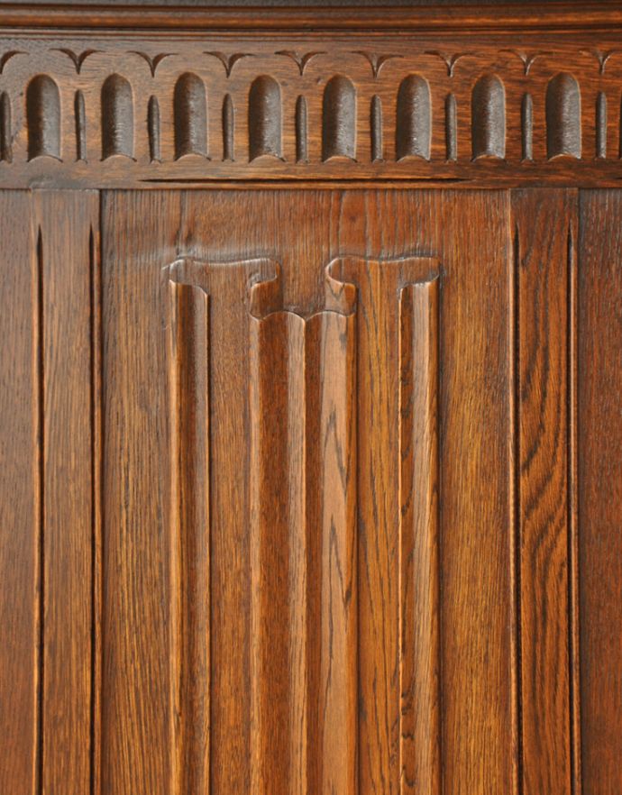 アンティークのキャビネット アンティーク家具 こげ茶色のイギリスアンティーク家具、彫が美しいショップカウンター。飽きずに長くお使いいただけるデザインです。(m-518-f)