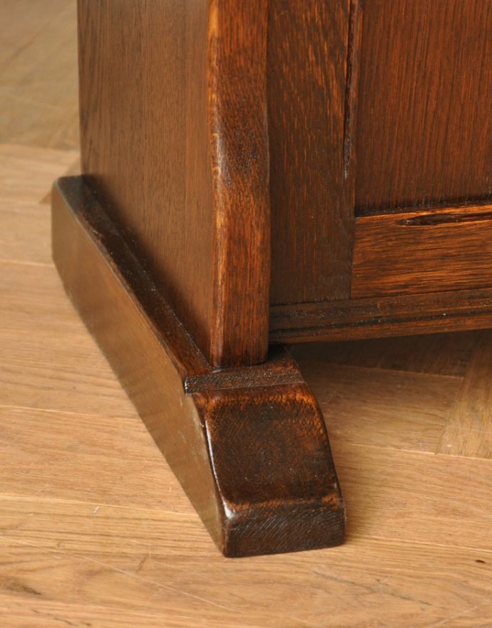 アンティークのキャビネット アンティーク家具 こげ茶色のイギリスアンティーク家具、彫が美しいショップカウンター。きちんと支えます。(m-518-f)