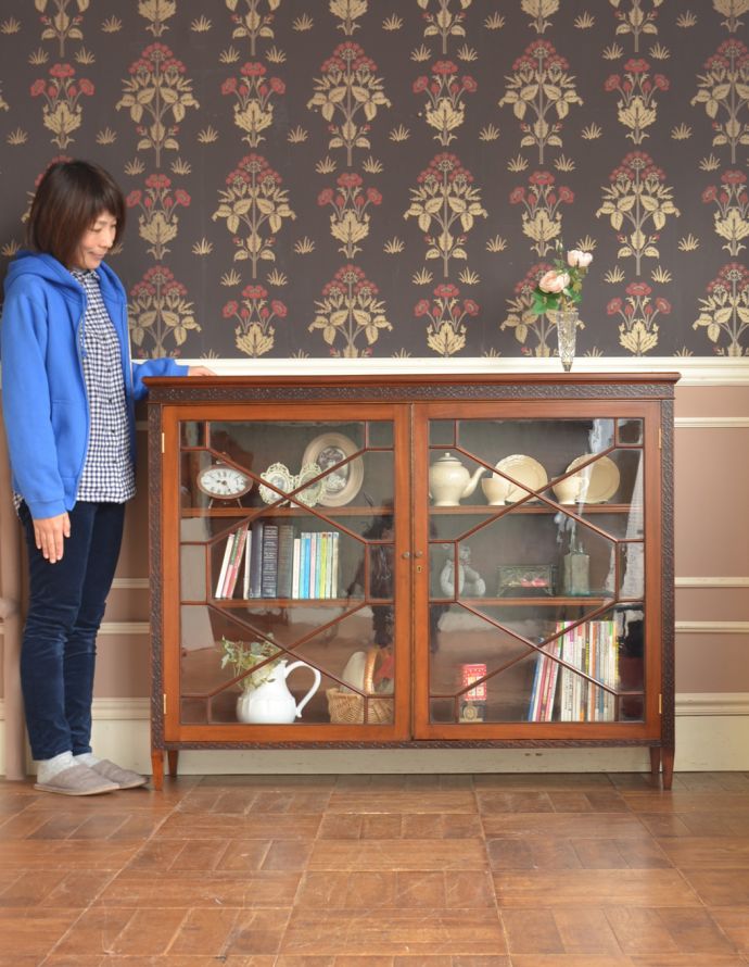 アンティークのキャビネット　アンティーク家具　高級な雰囲気漂う英国スタイルのアンティーク家具、和室にもよく似合うガラス扉のブックケース。本棚としてはもちろん、グラスや食器を並べて飾り棚としても素敵ですよ。(m-519-f)