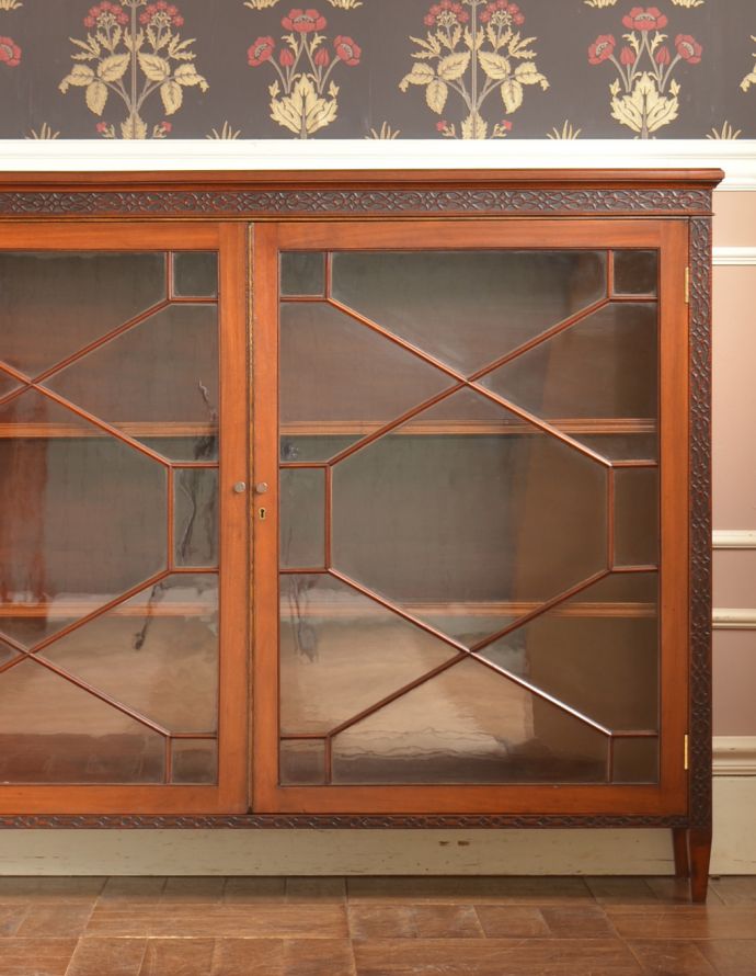 アンティークのキャビネット　アンティーク家具　高級な雰囲気漂う英国スタイルのアンティーク家具、和室にもよく似合うガラス扉のブックケース。アンティークのガラスがキレイにはめ込んであります。(m-519-f)